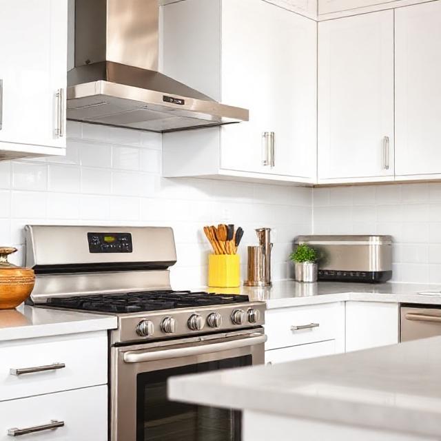 Strahlend saubere moderne Küche